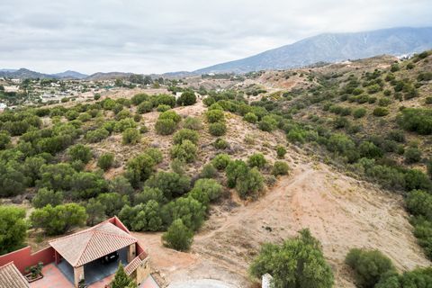 This luxury plot of land is located in Mijas Golf. With an area of 3,004m², this land is perfect to build the house of your dreams. Located on the front line of golf, you will enjoy stunning views of the golf course and surrounding mountains. The loc...