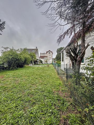 2 HOUSES TO RENOVATE without adjoining walls and without condominium or LAND (maximum ground footprint of 30% possible, i.e., 585 sqm) 1950 sqm, close to Maisons Laffitte. Nearby, the Jean Jaurès primary school (11 meters away), buses 2 and 6 serve S...