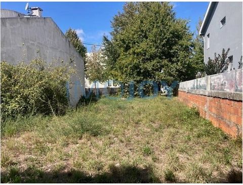 Plot of land for sale in Moreira da Maia, with 517 m2, for the construction of a house with three fronts and three floors (Basement + RC + 1 floor), with an implantation of 120 m2. The land is located in the Urbanization of Quinta do Mosteiro, a quie...