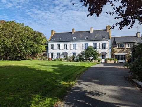 L'agence ERA Les Remparts a déniché pour vous cette maison de famille nichée au coeur d'un parc arboré de la Montagne Saint-Joseph à Saint-Malo. Datant du XVIIIe siècle, cette maison de charme vous séduira par ses éléments de caractère : escalier d'é...