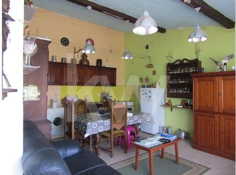 Quintinha inserted in land with 11250 m2 , located 5 minutes from the center of the village of Nisa. The entrance to the property is made through dirt hit of +- 300m. It has a small housing, porch with wood oven and barbecue, garage and various packs...