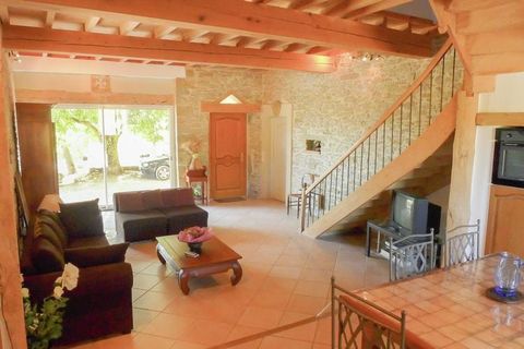 The traditional 3-bedroom holiday home in Conilhac-de-la-Montagne is a perfect stay for wine lovers as well as small families and groups. This beautiful child-friendly villa has private terrace, spacious barbecue and wonderful garden. The kids will e...