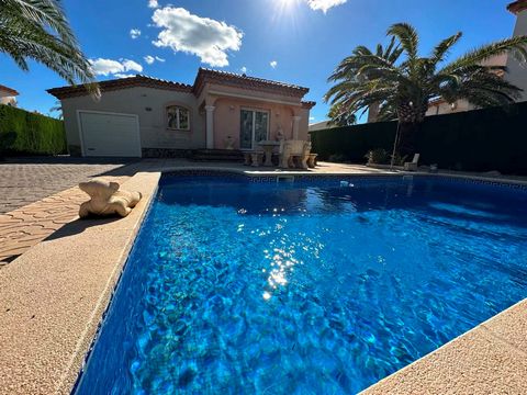 Palmeras Immo offers you this charming detached house with private pool in Miami Platja! Entirely on one level, the house is located on a plot of 571m², it has a built area of 147m², distributed as follows: - 4 bedrooms - 2 bathrooms - Open kitchen -...