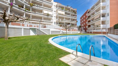 Gezellig appartement gelegen in Lloret de Mar, zeer dicht bij het strand van Fanals en het centrum. Het appartement is klein, maar erg gezellig en vertrouwd. Het is gelegen in een woonwijk met een gemeenschappelijke tuin en zwembad. Het appartement i...