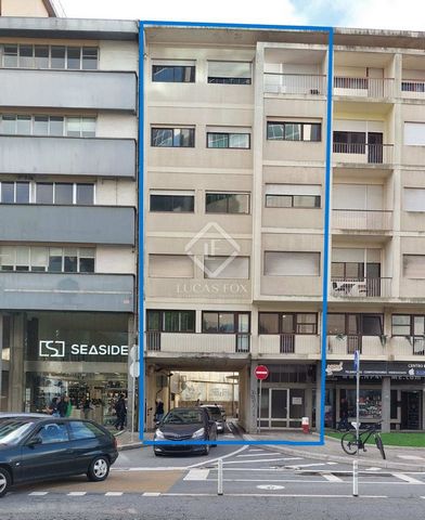 This building was completely rehabilitated in 2016 and consists of five units, spread over four floors and a basement. It has an elevator, which was also replaced in 2016. It has a T4 apartment per floor, measuring 103 m 2 , and an office measuring 8...