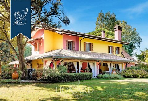 Just outside Mestre, a few kilometers from Venice, this luxury villa with a vibrant design with annex, for a total internal size of 680 square meters is on sale. A large loggia characterizes the main home, overlooking the park of about 1.9 hectares t...