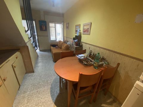 Village house of 52 m2 to renovate in the Rã pita, Costa Dorada, Tarragona. It has an open kitchen, living room on the ground floor as well as a bedroom and a toilet. 2 bedrooms and a bathroom on the first floor. A final bedroom in the attic with acc...