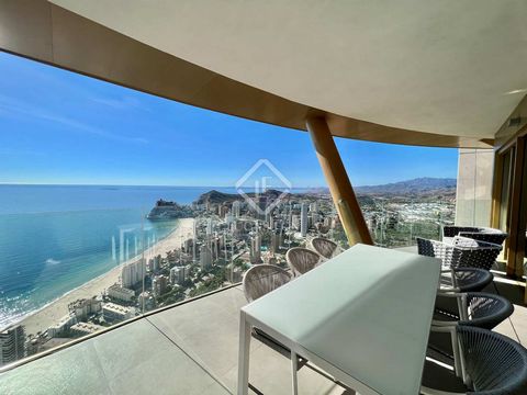 Lucas Fox presents this beautiful apartment located on Poniente beach, in the heart of Benidorm, in the tallest building in Spain. The property has a modern design with clean lines and large windows that allow in abundant natural light. The apartment...