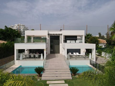 Modern style villa, recently completed with first occupancy license, located in a quiet area, on the first line of Guadalmina golf. A few meters away we have the Club House of Real Club de Golf Guadalmina and a large shopping centre with Supermarket,...