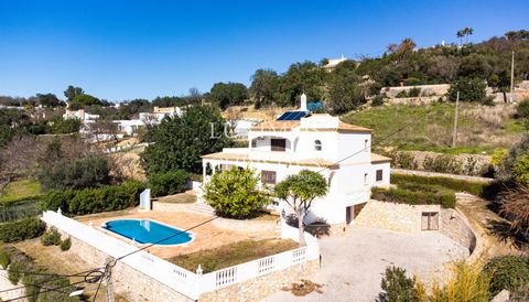 Una  magnífica villa con vistas al mar y a la montaña , y una parcela de 1.120 m², en venta, en Boliqueime , Algarve . Esta villa cuenta con amplias zonas interiores , llenas de luz natural , y 2 de los dormitorios son en suite, con acceso a los balc...