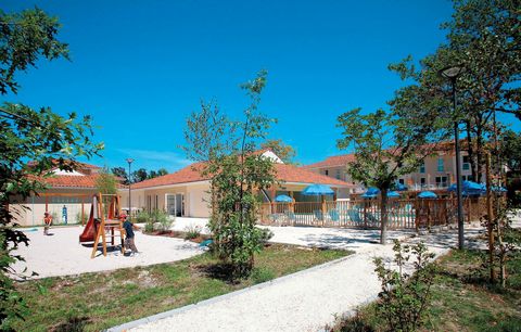 This holiday park is located near Lake Hourtin Carcans, 400 meters from the harbor and shops. It consists of 79 apartments with balcony or terrace, which are divided into small groups. The building has a reception, a heated outdoor swimming pool (sem...