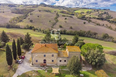 La ferme située dans les belles collines entre Volterra et Pomarance représente un authentique joyau toscan. Sa position immergée dans la verdure intacte et silencieuse, entourée d'arbres centenaires et surplombant les paysages évocateurs de l'Alta V...