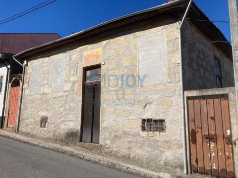 Deux maisons à récupérer dans un terrain d'une superficie totale de 531m2, composé du rez-de-chaussée avec un magasin et du 1er étage avec trois divisions, deux toilettes et arrière-cour se trouvant en mauvais état. Excellent emplacement à Vila Nova ...