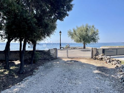 INVESTMENT OPPORTUNITY! - UNIQUE LAND WITH HOUSE IN THE HEART OF VIR For sale is an extraordinary piece of land with a house located in the very heart of beautiful Vir, just 50 meters from the shore. This land is of regular shape and has its own acce...