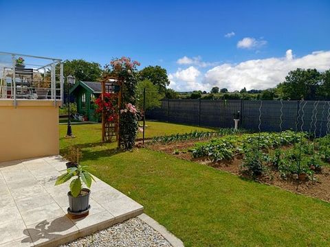 Découvrez cette charmante maison rénovée à 10 min du Mans, proche de Saint Saturnin. Composée de 4 chambres avec un grand salon séjour lumineux, idéal pour des moments conviviaux en famille autour de sa cheminée. La cuisine neuve, moderne et entièrem...