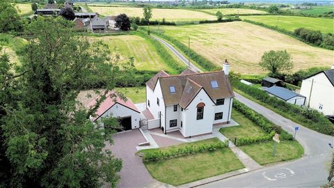 Una casa eccezionale situata all'interno di 1/4 di un acro di terreno, che si affaccia su una gloriosa campagna aperta con conseguenti viste di vasta portata e il più idilliaco degli ambienti rurali. Offre spaziosi alloggi con sei camere da letto, in...