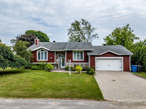 Superbe propriété très bien entretenue, située à Bécancour, dans un quartier très tranquille. Trois chambres à coucher, deux salles de bain, sous-sol fini, un foyer, un poêle aux granules. Cour très privée, entièrement paysager avec piscine creusée e...