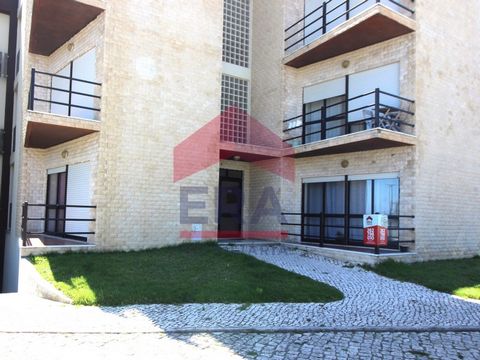 3-Zimmer-Wohnung in Peniche. Im Erdgeschoss. Mit privatem Parkplatz und Abstellraum im Untergeschoss. Mit guten Flächen und Oberflächen. Wohnzimmer mit Balkon und Kamin mit Ofen. Zwei komplette Badezimmer. Mit einer 81.5 m² großen Terrasse. In Strand...