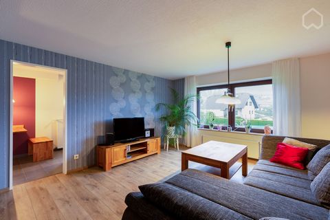 Unsere schöne Wohnung mit eigenem Eingang besteht aus einem Wohnzimmer, einem Schlafzimmer, einer Einbau-Küche mit Essplatz, einem Badezimmer mit Badewanne, bodengleicher Dusche und und einem Abstellraum mit Waschmaschine. Alle Fenster sind mit elekt...