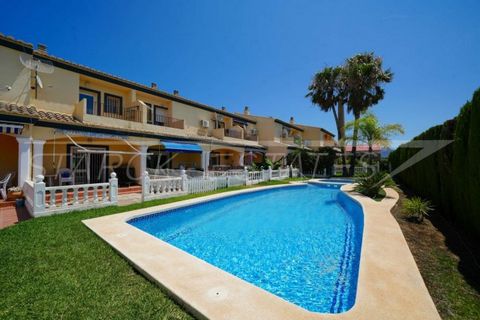 This charming townhouse offers the perfect opportunity to immerse yourself in the Spanish lifestyle. Situated in a well-maintained communal complex, you can enjoy amenities such as a communal pool and a spacious garden. With a living area of approxim...