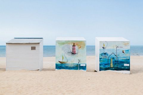 Fuggi nella tranquillità in questa deliziosa casa vacanze immersa nel Domain Westhinder 2, situata nella pittoresca zona di Koksijde (Oostduinkerke). Con 2 camere da letto che possono ospitare fino a 4 persone, questo rifugio è l'ideale per le famigl...