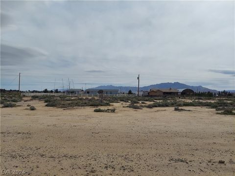 This 1-acre lot is an excellent opportunity for those who are looking to build their dream home. Power is within 50 feet of the property. The lot's location ensures easy access to local amenities such as shops, restaurants, and parks. Don't miss out ...