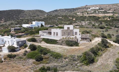 Villa Harmony con vista sul mare a Paros. Situata a soli 5 minuti dalla vivace città di Naoussa, questa moderna villa offre una vista mozzafiato sull'infinito Mar Egeo e sulla vicina isola di Naxos. Si trova nella pittoresca zona 