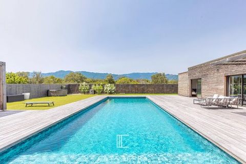 - Exclusive right - HD virtual tour on request - Ref : ‘Alexa 3 minutes from Cala Rossa and the beach of Saint-Cyprien, known for its turquoise waters, its pleasant seaside restaurants and its mooring area for boats, ‘ALEXA’ is a contemporary single-...