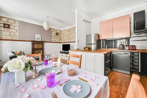 An apartment of 57 m 2, a perfect blend of historic elegance and modernity. Part of a late 18th century condominium, it emphasizes the details of a Prussian fireplace and is elegantly reflected on a sumptuous parquet floor tip of Hungary. With a ceil...