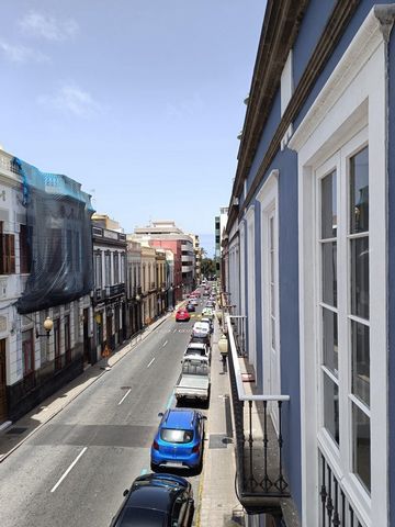 Europa Property propose à la vente un appartement extérieur très spacieux, situé dans un quartier important de la ville de Las Palmas. Entrée avec hall, grande cuisine, grand salon, deux salles de bains, quatre chambres de tailles différentes, deux b...