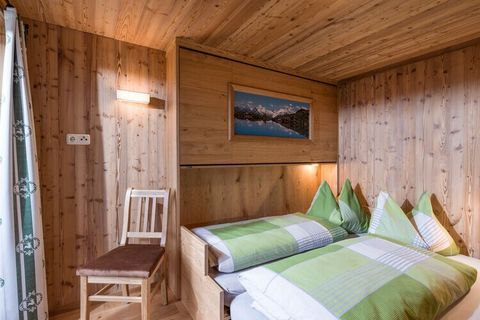 L'appartamento HOHE SALVE (50 m) è immerso in una casa colonica e arredata in tipica decorazioni austriache. Questo agriturismo è completo di tutti i comfort con un'altezza di 800 metri in mezzo alla splendida campagna nel villaggio di Hopfgarten. I ...