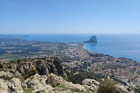 Die Villa Fiorida hat einen großen privaten Pool (9 x 4,5 m) und bietet mit 4 Schlafzimmern Platz für bis zu 8 Personen. Vom Haus und den Terrassen hat man einen herrlichem Meerblick auf die Bucht von Calpe und den Penon d'Ifach. Auf einer Ebene sind...