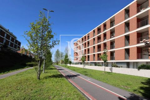 De meest recente ontwikkeling, van drie gebouwen, die een nieuwe fase markeert in de onderverdeling van Quinta das Vessadas, in Guimarães, revitaliseert het bestaande project en biedt 39 appartementen met typologieën T1, T2, T3 en T4. Op slechts vier...