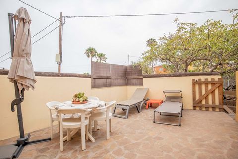 Immerse yourself in the charming town of Cruce la Victoria, where you'll find a charming mix of dynamic urban energy and tranquil natural beauty. This villa is distributed as follows: 3 bedrooms, 1 bathroom, 1 toilet, large kitchen, orchard, garage, ...