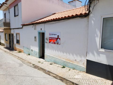 Single storey house, currently with 8 rooms and backyard, located at Rua de Santo António, number 9, in Parchal. It needs renewal, as can be seen from the photographs. The total area of the land is 120 square meters. It was developed, and is now FULL...