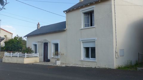 A découvrir ! Proche d'Airvault, venez rafraîchir cette maison composée d'une cuisine et sa cuisinière à bois, un séjour, un toilette et une chambre avec salle d'eau. A l'étage, deux chambres et un grenier. Vous apprécierez ses dépendances et un gara...