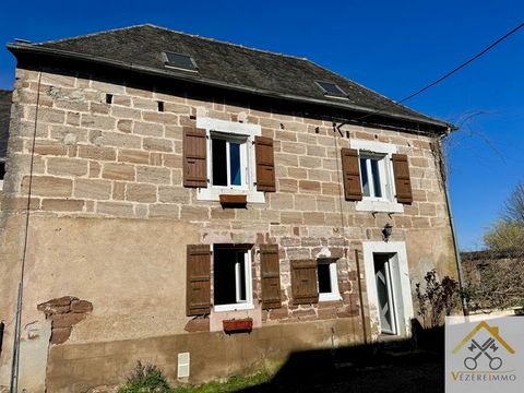 En plein centre bourg, cette maison en pierres offre environ 135m2 habitables sur trois niveaux. Belle pièce de vie ouverte de 55m2 avec cuisine équipée et accès à la terrasse bois, à l'étage cinq chambres, salle de bains et salle d'eau. grange en pi...