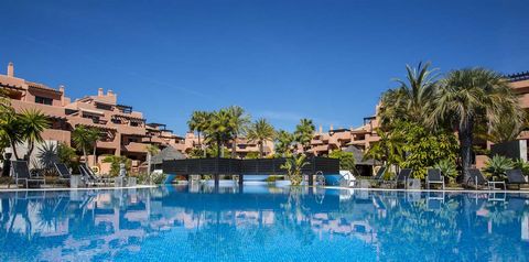 Apartamento Planta Media, Estepona, Costa del Sol. 3 Dormitorios, 2 Baños, Construidos 170 m², Terraza 50 m². Posición : Primera línea de Playa, Lado de la Playa, Cerca de Tiendas, Cerca del Mar, Cerca de Cuidad, Urbanización, Complejo 1ª Línea de Pl...