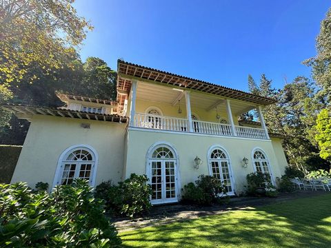 Maison de maître entourée de verdure, elle dispose d’une maison principale et d’un chalet indépendant, d’une piscine et d’un verger. Salon très cosy avec cheminée, balcon, salle à manger, bureau, toilettes et cellier-cuisine. Il y a 7 chambres dans l...