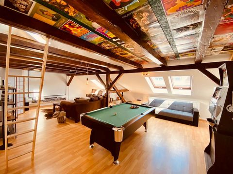 Diese individuelle Wohnung bietet Euch eine menge Interaktionen. Neben einer großen Leinwand mit Beamer findet Ihr auch einen Billiardtisch. Die Wohnung hat neben einer voll ausgestatteten Küche, WLAN, Waschmaschine und alles was Ihr für einen kurzen...