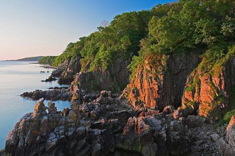 Ferienwohnungen auf Bornholm nur 10 Minuten vom Hafen und 5 Minuten vom Strand entfernt. Ausgangspunkt für Familienausflüge zu Helligdomsklipperne, Paradisbakkerne und Christiansø. View movie on YouTube. Danland Gudhjem Im Ferienpark Gudhjem können S...