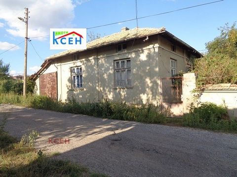 Zum Verkauf steht ein Haus im oberen Teil des Dorfes Pevets mit einem großen Hof von 4960 qm, aufgeteilt in vier Grundstücke mit Ausgängen zu zwei Straßen. Das Haus befindet sich auf einer Etage mit einer bebauten Fläche von ca. 180 qm. und besteht a...