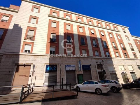 In an elegant building in the historic center, we offer for sale a comfortable apartment of approximately 115 square meters, located on the first floor with a lift. The property consists of an entrance hall, living room, kitchen with balcony, two bed...