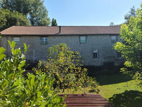 7 km from all shops and amenities. On a fenced plot of more than 1400 m². You can choose to continue the existing activity for 10 years of guest rooms-table d'hôtes and gîte, the property is sold with the furniture. Why not to create a restaurant or ...