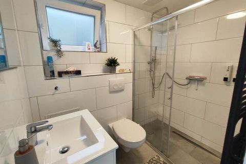 Casa vacanze con due camere da letto, bagno con doccia, cucina attrezzata, WiFi, giardino con terrazzo, parcheggio davanti alla casa. Vicino ai villaggi turistici.