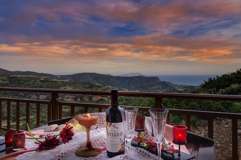 Deux villas de vacances côte à côte avec des chambres spacieuses et lumineuses et une piscine privée dans le jardin. Grâce à son emplacement magnifique sur la colline, vous pouvez admirer la mer et profiter de magnifiques couchers de soleil. Grands e...