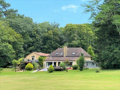 Beautiful real estate complex with swimming pool on more than 2.6 ha of land, near a Perigord village with all shops. The main house offers a superb covered terrace with an entrance leading to a spacious living room and its fireplace/insert, large eq...