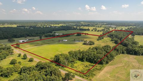 Genesteld tussen prachtige landschappen en toegangspunten tot het water, biedt deze woning veelzijdige mogelijkheden voor uw vee- en paardengenoten. Het biedt een serene ervaring op het platteland en beschikt over een privévijver die wordt gevoed doo...