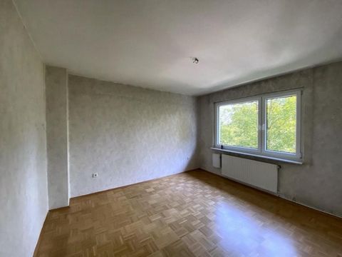 Dit gezellige en goed onderhouden 2-kamer appartement is gelegen in een rustig 8-partij appartementencomplex in Bochum Gerthe. Het gebouw dateert uit 1959 en biedt een aantrekkelijk uitzicht op de landerijen. Het appartement heeft een klein balkon wa...