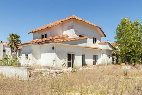 VIABILIDADE DE CONSTRUÇÃO 1559,15m2 - 12 fogos Tenho o prazer de apresentar-lhe esta moradia, implantada em amplo lote de terreno com uma área total de 3.118m2, localizado em Caixas, Sesimbra. Moradia com uma área construída de 266,5m2 distribuídos e...